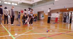 ボッチャや餅つきを楽しんだ参加者たち