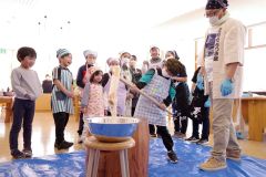 ボッチャや餅つきを楽しんだ参加者たち