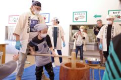ボッチャや餅つきを楽しんだ参加者たち