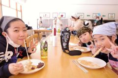 ボッチャや餅つきを楽しんだ参加者たち