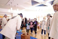 ボッチャや餅つきを楽しんだ参加者たち