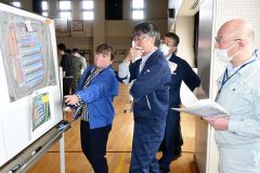 養鶏場での高病原性鳥インフル発生を想定し協議する職員