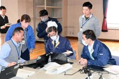 養鶏場での高病原性鳥インフル発生を想定し協議する職員