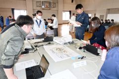 養鶏場での高病原性鳥インフル発生を想定し協議する職員