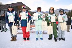 中学男子の部入賞者。左が優勝の金子莉大