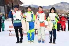 中学女子の部入賞者。左が優勝の丸谷椿姫