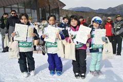 小学１、２年女子の部。左が優勝の吉田このみ