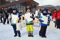 小学１、２年男子の部。左が優勝の植村愛陽