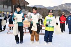 小学５、６男子の部入賞者。左が優勝の千葉絢太