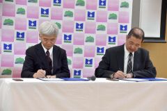 提携書にサインする（左から）研谷院長と山口院長