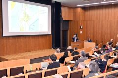 北海道の地震や火山に関する研究のシンポジウムに耳を傾ける来場者ら