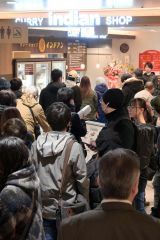 大勢の来店客が列をなしたインデアンエスタ帯広店（１９日午前１０時１５分ごろ）