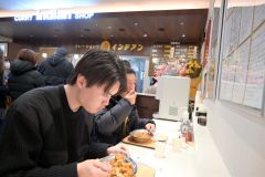 新店でカレーを頬張る来店客ら（１９日午前１０時ごろ）