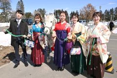 馬と一緒にで記念撮影をする卒業生（１９日午前１１時半ごろ、須貝拓也撮影）