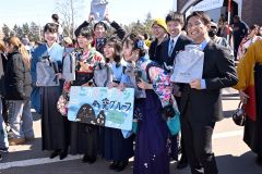 笑顔で記念撮影をする卒業生（１９日午前１１時半ごろ、須貝拓也撮影）