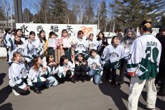 立て看板の前で記念撮影をする卒業生（１９日午前１１時半ごろ、須貝拓也撮影）