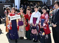 笑顔で記念撮影をする卒業生（１９日午前１１時半ごろ、須貝拓也撮影）