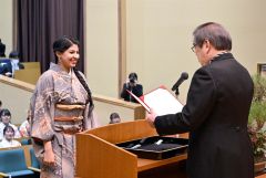 長澤学長から大学院学位記を受け取る留学生（１９日午前１０時半ごろ、須貝拓也撮影）