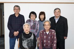 ふれあいの輪のスタッフら（前列左から鎌田代表、小林さん、後列左から齋籐さん、菊地さん、鈴木さん、小川さん）