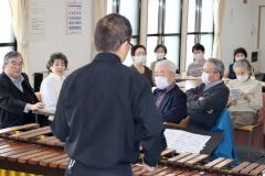 池田さん（中央）の演奏を楽しむ参加者ら