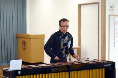演奏する池田さん