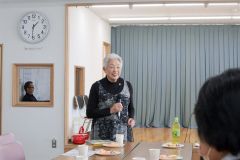 あいさつする鎌田代表