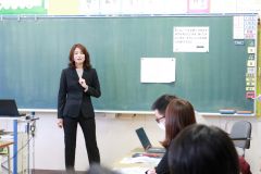 学習の説明をする斉藤教諭