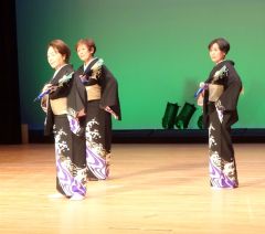舞踊「望郷山河」を披露する札内寿クラブ