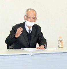 あいさつする高田代表理事