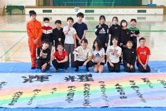 五指卒業制作で書道パフォーマンス。完成を喜ぶ５、６年生（金野和彦撮影）