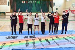 卒業制作で書道パフォーマンスに挑戦した６年生（金野和彦撮影）