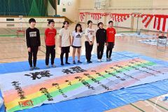 卒業制作で書道パフォーマンスに挑戦した６年生（金野和彦撮影）