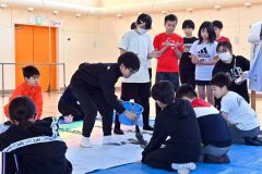卒業制作で書道パフォーマンスに挑戦する６年生（金野和彦撮影）