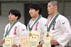 個人戦入賞の佐賀商勢。中央が女子無差別級で優勝の井上朋香（中央）