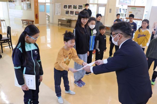 各種検定の表彰状を伝達　上札内小学校