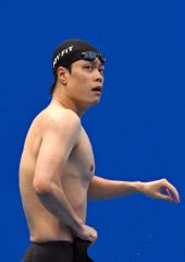 【男子１００メートル自由形・予選８組】全体のトップタイムで準決勝進出を決め坂田怜央（ＪＯＹＦＩＴ帯広、帯南町中出）＝金野和彦撮影