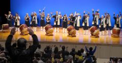 力強い演奏で会場を盛り上げたさらべつかしわ太鼓保存会（同会提供）