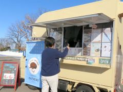 役場駐車場での出店の様子