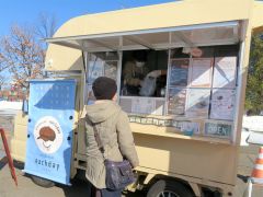 役場駐車場での出店の様子