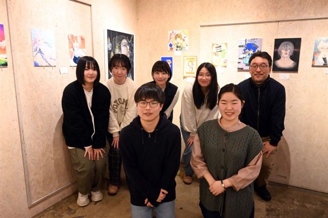 感性あふれる絵画など５５点　ミントカフェで三条高校美術部の作品展　２４日まで