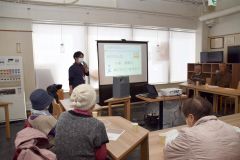 谷本さん（左奥）の講演に耳を傾ける参加者たち