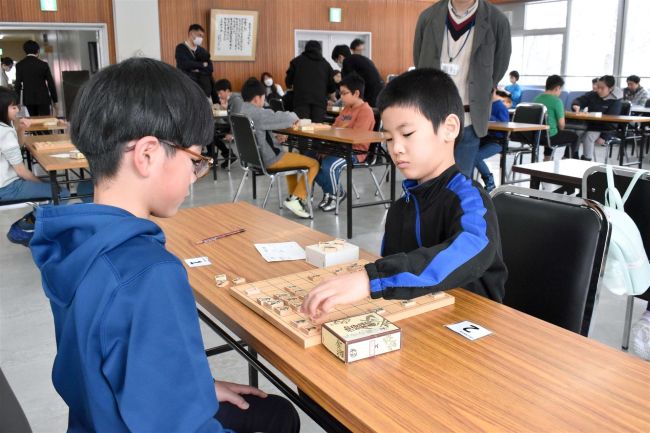 小中生５４人が熱戦　全十勝将棋大会