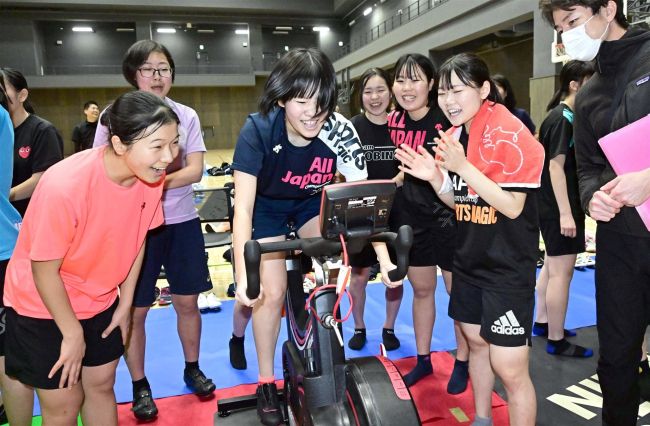 競輪養成所合格レベルも　高校スケート部員のワットバイク測定体験会