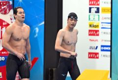 男子１００メートル自由形準決勝で組３着、全体の５位に入り、決勝進出を決めた坂田怜央（右）＝金野和彦撮影