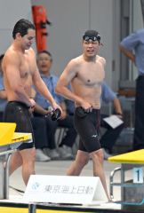 男子１００メートル自由形で決勝進出を決めた坂田怜央がほっとした表情を見せる（右）＝金野和彦撮影