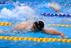 【男子１００メートル自由形・準決勝２組】４９秒３５のタイムで組３着、全体の５位で決勝進出を決めた坂田怜央の力泳（金野和彦撮影）