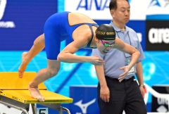 【女子１５００メートル自由形予選２組】好スタート切る蝦名愛梨（金野和彦撮影）