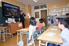 テレビ画面を通して富美小の児童と交流する、豊似小の１年生