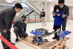 来場した子どもに「Ｔｏ勝」の操作を教える生徒たち