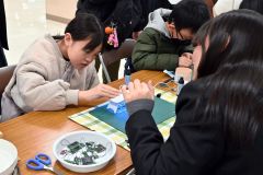キーホルダーづくりを体験する子どもたち